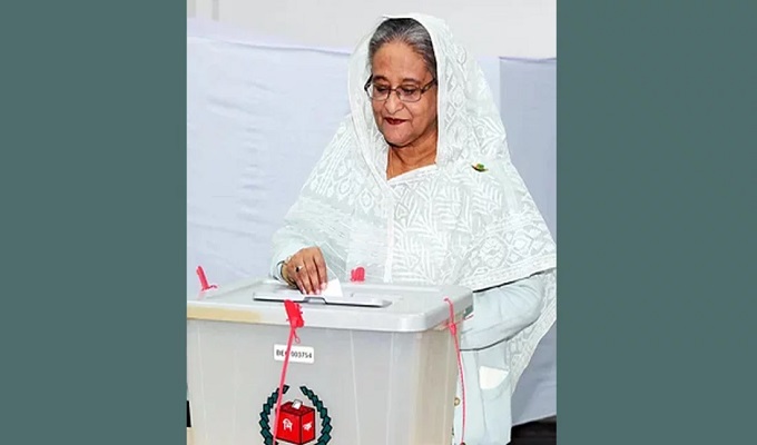 ২০১৮ সালের ৩০ ডিসেম্বর একাদশ সংসদ নির্বাচনে ভোট দিচ্ছেন শেখ হাসিনা।  ফাইল ছবি
