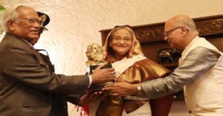 শেখ হাসিনাকে ‘ঠাকুর শান্তি পুরস্কার’ প্রদান শেখ হাসিনাকে ‘ঠাকুর শান্তি পুরস্কার’ প্রদান