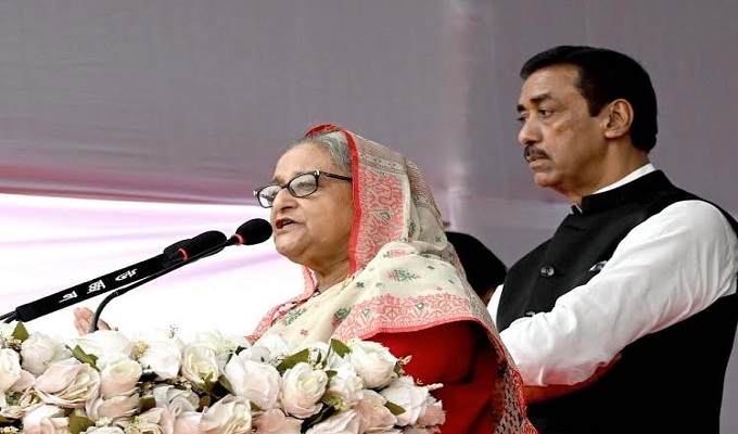 নারায়ণগঞ্জের ফতুল্লায় আগামী ৭ জানুয়ারি অনুষ্ঠেয় দ্বাদশ জাতীয় সংসদ নির্বাচনের নির্বাচনী প্রচারণায় বক্তব্য রাখছেন আওয়ামী লীগ সভাপতি ও প্রধানমন্ত্রী শেখ হাসিনা।