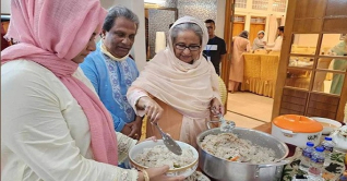 গ্রামের বাড়িতে ইলিশ পোলাও রান্না করলেন প্রধানমন্ত্রী
