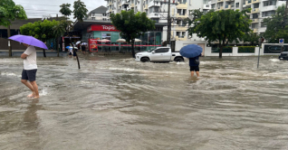 একটানা বৃষ্টির কারণে তলিয়ে গেছে ব্যাংকক একটানা বৃষ্টির কারণে তলিয়ে গেছে ব্যাংকক