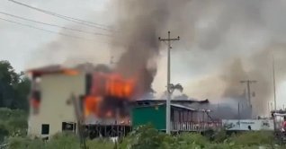 কক্সবাজারের ইনানীতে রিসোর্টে আগুন, ৫ জনের প্রাণহানী কক্সবাজারের ইনানীতে রিসোর্টে আগুন, ৫ জনের প্রাণহানী