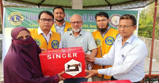 অসহায় নারীদের স্বাবলম্বী করতে সেলাই মেশিন বিতরণ