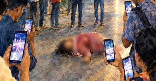 সাহায্য চাইছিল পড়ে থাকা রক্তাক্ত নারী, ছবি তুলতে ব্যস্ত জনতা