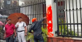 আনন্দবাজার পত্রিকা অফিসে হিন্দুত্ববাদীদের হামলা আনন্দবাজার পত্রিকা অফিসে হিন্দুত্ববাদীদের হামলা