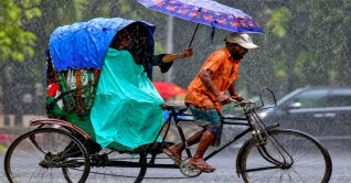 রাজধানীতে ভোর থেকেই ঝরছে বৃষ্টি