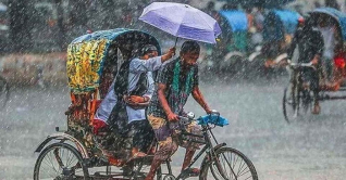 রাজধানীতে সাতসকালে বজ্রপাতসহ তুমুল বৃষ্টি