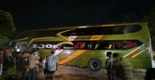 কক্সবাজারে বাসে আগুন, জানালার কাচ ভেঙে ৩০ যাত্রী উদ্ধার