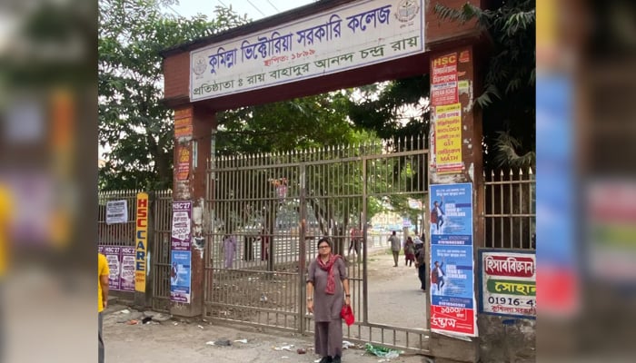 কলেজের প্রধান গেটের সামনে লেখক।