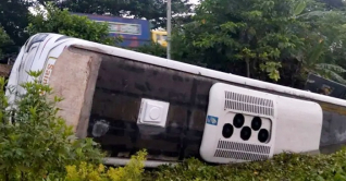 কুমিল্লায় বাস খাদে পড়ে মেডিকেল কলেজের ২০ শিক্ষার্থী আহত