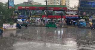 সাতসকালে বৃষ্টিতে ভিজল রাজধানী, তাপমাত্রায় মিলেছে স্বস্তি