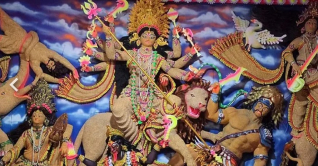 এক মণ মটর ডালে ২০ ফুটের দুর্গাপ্রতিমা, খরচ ৩০ লাখ টাকা