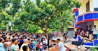 পাবনায় শিশুকে ধর্ষণের পর হত্যা, প্রধান অভিযুক্তের বাড়ি ভাঙচুর পাবনায় শিশুকে ধর্ষণের পর হত্যা, প্রধান অভিযুক্তের বাড়ি ভাঙচুর
