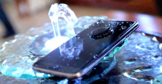 ফোনে পানি ঢুকলে যে ৪টি কাজ ভুলেও করবেন না