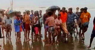 টেকনাফে রোহিঙ্গাবাহী নৌকাডুবি, অন্তত ১৩ জন নিখোঁজ টেকনাফে রোহিঙ্গাবাহী নৌকাডুবি, অন্তত ১৩ জন নিখোঁজ