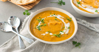 এক বাটি উষ্ণতায় মিশুক মিষ্টি কুমড়ার স্যুপ