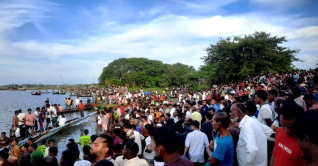 তিতাস নদীতে ঐতিহ্যবাহী নৌকাবাইচে হাজারো মানুষের ঢল তিতাস নদীতে ঐতিহ্যবাহী নৌকাবাইচে হাজারো মানুষের ঢল
